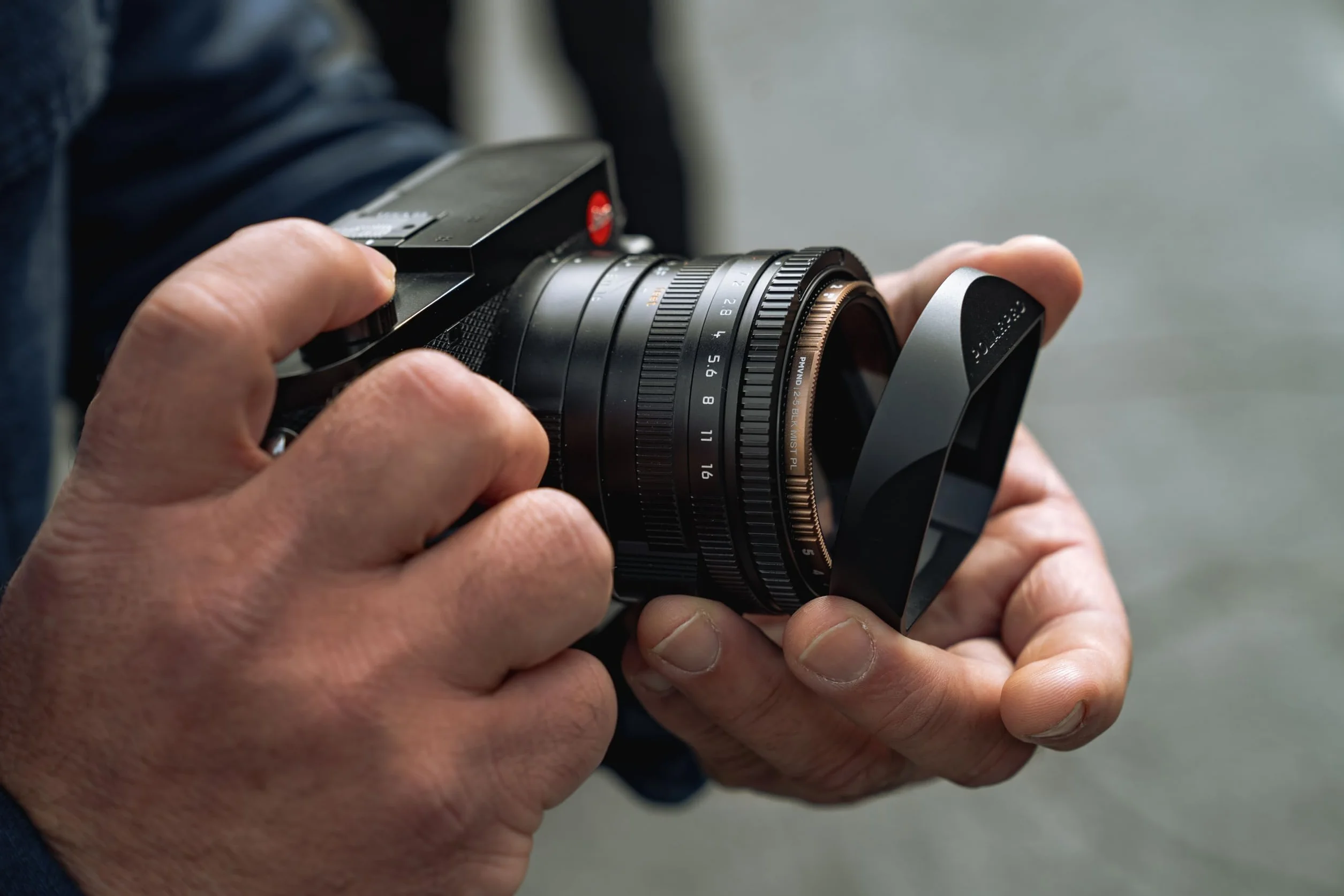PolarPro - MagFlip Hood - Capucha magnética abatible para Acceso a filtros - 28mm + 43mm - Leica Q3 - Negro