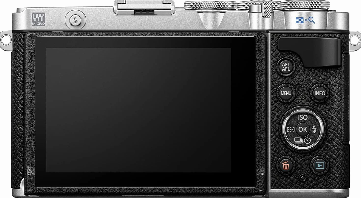 Kit de cámara Olympus Pen E-P7 Plata, Sensor de 20 MP, LCD de Alta definición abatible, 4K, Wi-Fi, Control de Perfil Monocromo y del Color. Incluye M.Zuiko Digital ED 14-42 mm EZ Negro