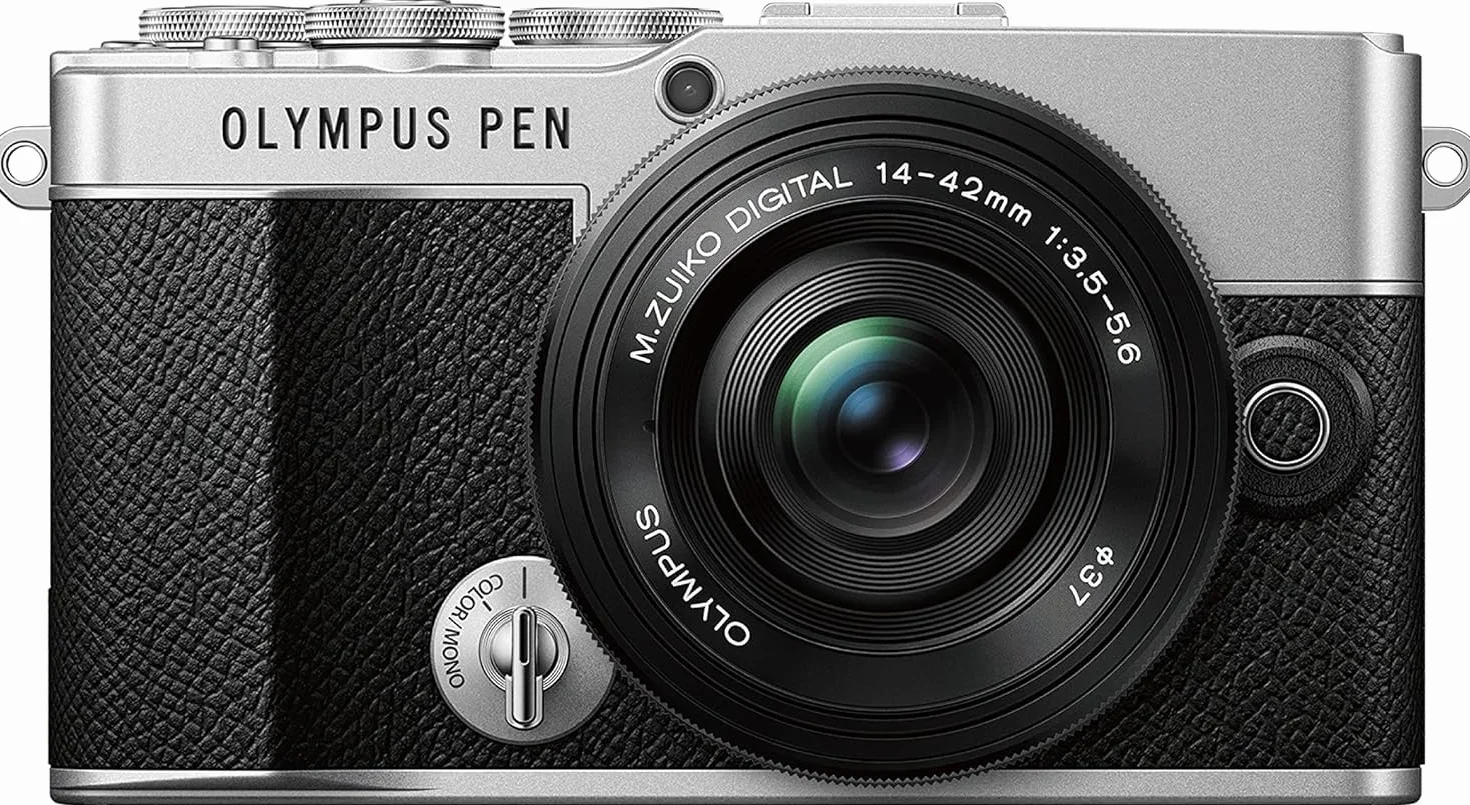 Kit de cámara Olympus Pen E-P7 Plata, Sensor de 20 MP, LCD de Alta definición abatible, 4K, Wi-Fi, Control de Perfil Monocromo y del Color. Incluye M.Zuiko Digital ED 14-42 mm EZ Negro