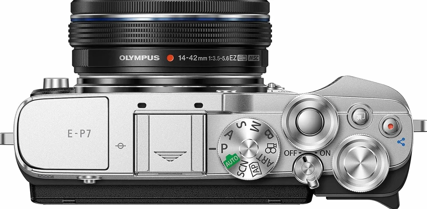Kit de cámara Olympus Pen E-P7 Plata, Sensor de 20 MP, LCD de Alta definición abatible, 4K, Wi-Fi, Control de Perfil Monocromo y del Color. Incluye M.Zuiko Digital ED 14-42 mm EZ Negro