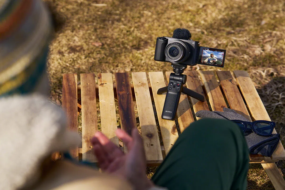 Sony ZV-E1, Cámara vlogging mirrorless full-frame de objetivo intercambiable con 28-60 mm f/4-5.6 (compacta y ligera, 4K 60p, 12.2 MP, sistema de estabilización de 5 ejes y digital)